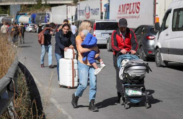 Parejas con bebés en brazos, como ocurrió en Ucrania, buscan salir del país.