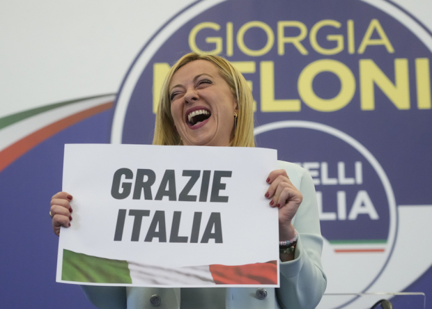 La líder de Hermanos de Italia, Giorgia Meloni, celebra ayer el triunfo de su partido.