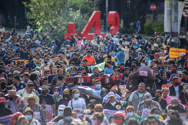 Normalistas y padres de los 43 desaparecidos marcharon en la capital para conmemorar el octavo aniversario del casos, ayer.