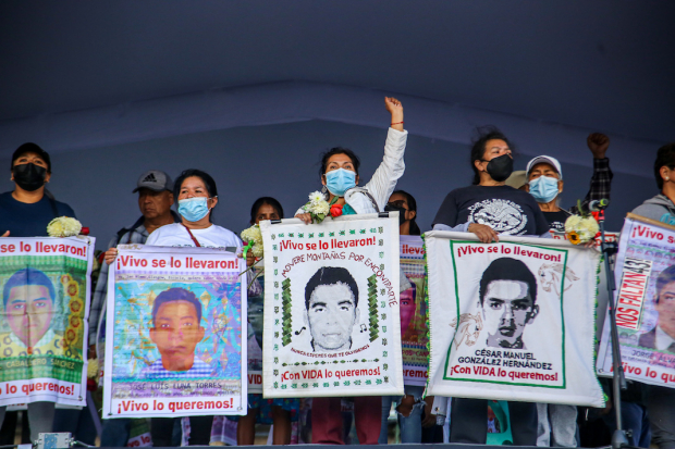 Madres y padres de los normalistas, ayer en el Zócalo.