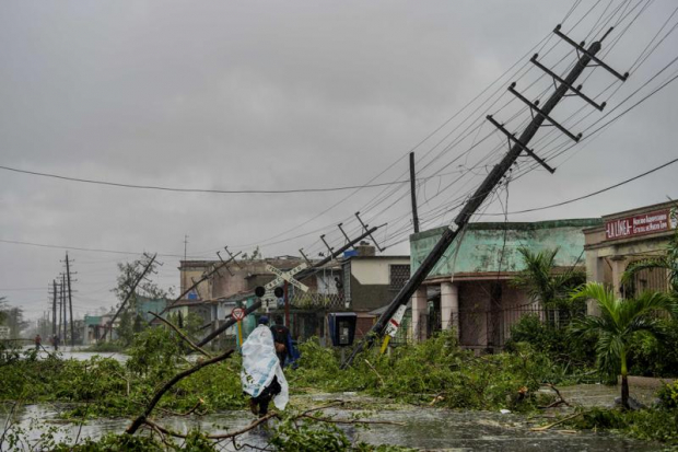 Postes de electricidad caídos y ramas caídas bordean una calle después de que el Huracán "Ian" azotara Pinar del Río, Cuba.
