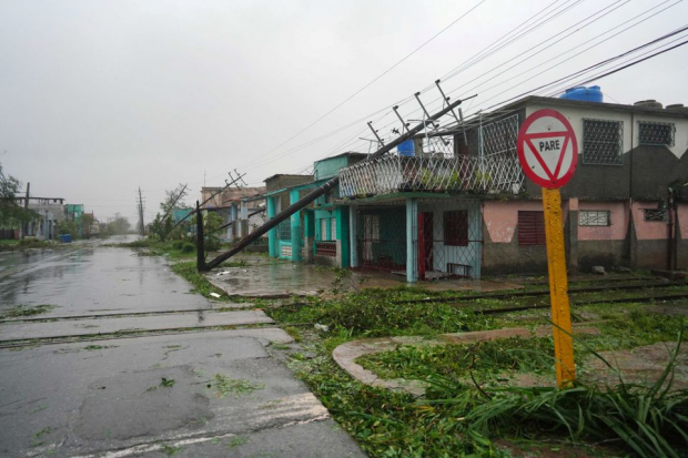 Postes de energía caídos después del Huracán "Ian" en Pinar del Río, Cuba.