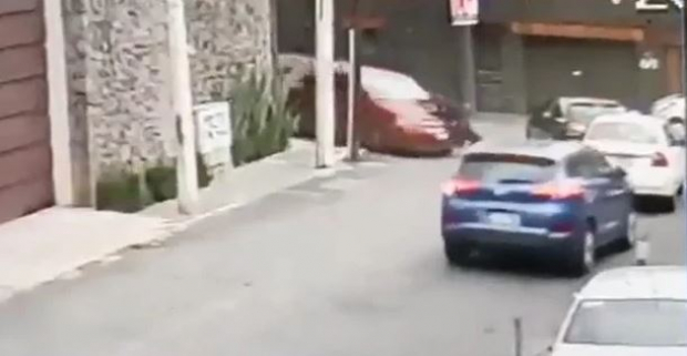Momento en el que el oficial Javier Sánchez Álvarez intenta detener el vehículo en fuga.