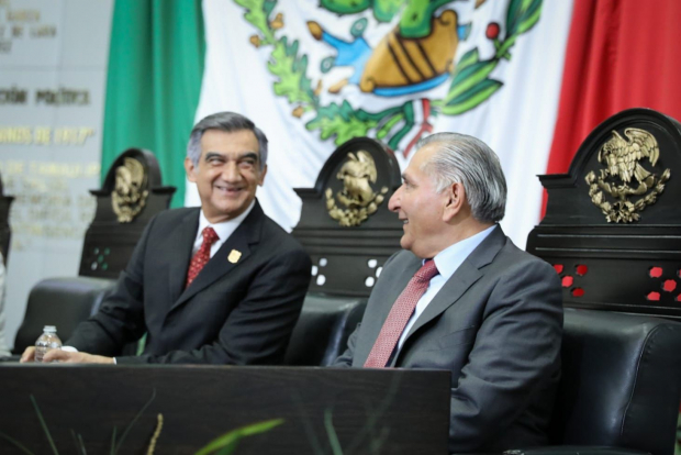 El secretario de Gobernación, Adán Augusto López (der.) junto al gobernador de Tamaulipas, Américo Villarreal (izq.).