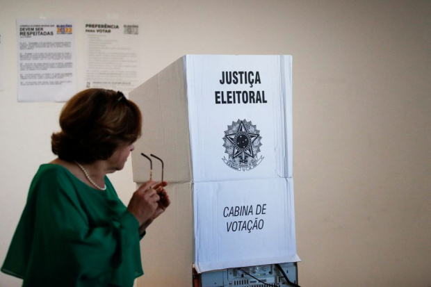 Ciudadana después de votar en Brasil.