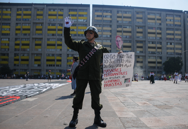 Una mujer vestida de soldado protesta en la plaza de las Tres Culturas, ayer.