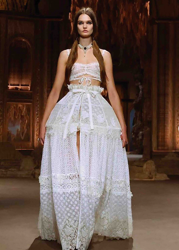 Dior se inspiró en Catalina de Médici para algunas piezas con bordados artesanales.