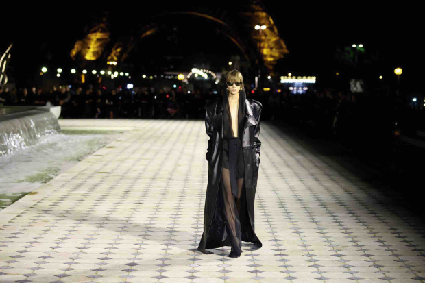 Yves Saint Laurent apostó por vestidos transparentes y abrigos de cuero.