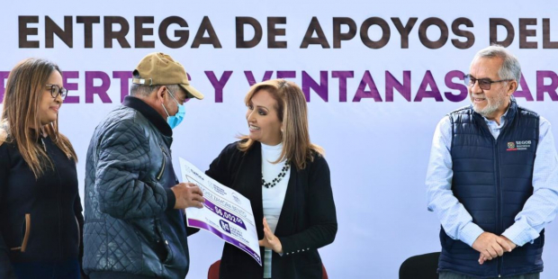 La gobernadora Lorena Cuéllar Cisneros realizó la primera entrega de apoyos económicos a 371 beneficiarios provenientes de 20 municipios de la entidad.