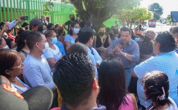 Padres de familia de Tapachula dialogan afuera de la Escuela Federal número 1, sobre los recientes casos de menores intoxicados con presunta cocaína.