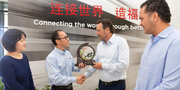 El gobernador, Mauricio Kuri González, visitó la planta que la firma CRRC Zhuzhou Locomotive., donde hablo con directivo de la empresa.