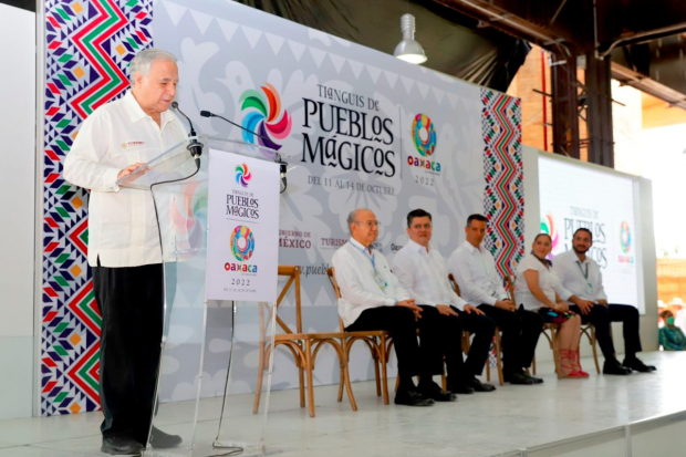 Miguel Torruco, secretario de Turismo, entregó la estafeta del Tianguis de Pueblos Mágicos al estado de Hidalgo.