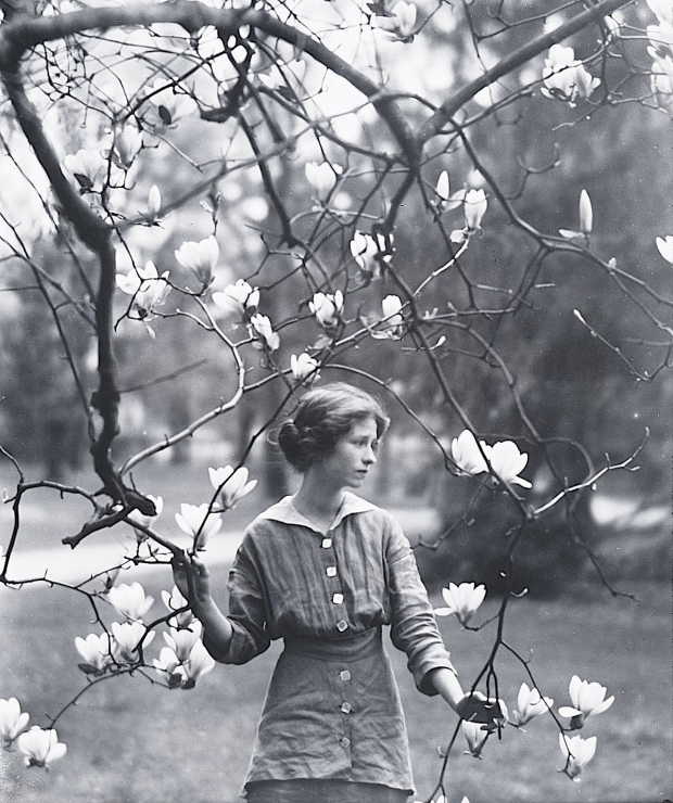 Edna St. Vincent Millay (1892-1950), retrato de Arnold Genthe.