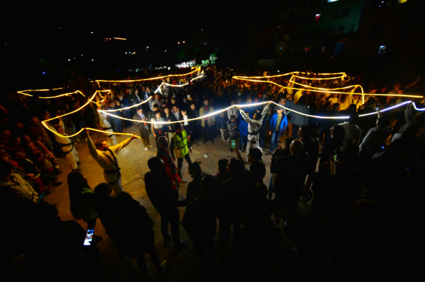 Con luces LED, un grupo comenzó a caminar entre el público del Cervantino.