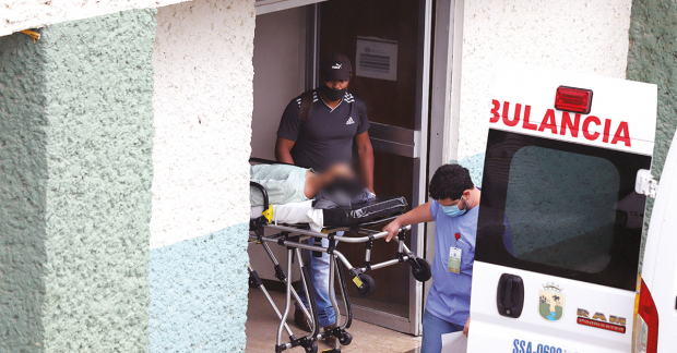 Un alumno  de la secundaria Juana de Asbaje, tras ser hospitalizado de emergencia, el lunes pasado en Chiapas.