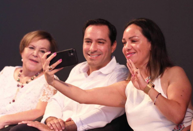 El gobernador Mauricio Vila Dosal convive con las asistentes al Segundo Congreso Nacional de Mujeres Políticas Yucatán 2022.