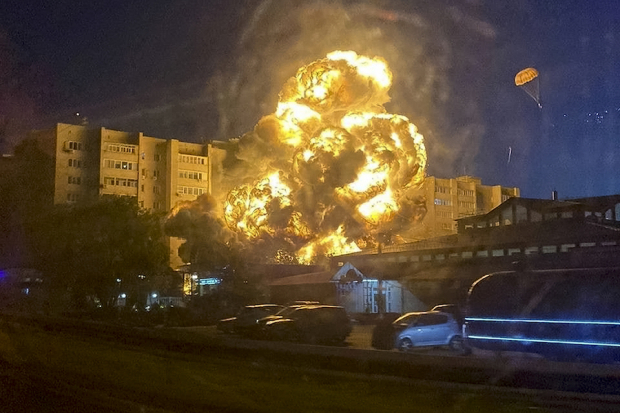 Un supuesto accidente provoca un gran incendio en una torre de departamentos en Yeysk, ayer.