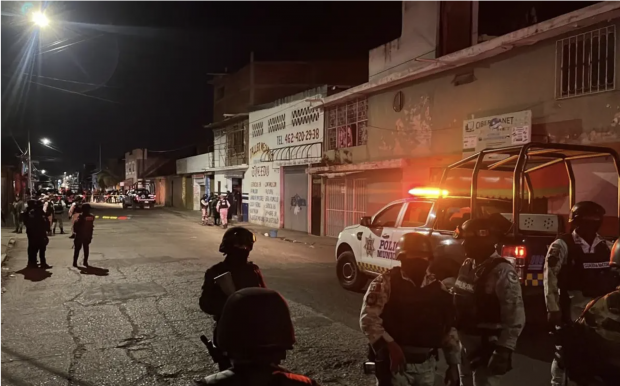 El pasado sábado, un total de 12 personas, 6 mujeres y 6 hombres fallecieron y 3 más resultaron heridos luego de que un comando armado entró al bar El Texano o El Pantano, en Irapuato. Los hombres dejaron en el establecimiento dos cartulinas donde el grupo delictivo conocido como Cártel de Santa Rosa de Lima se adjudicó el hecho. Tras el ataque, miembros de la Guardia Nacional y del Ejército desplegaron un cerco para intentar localizar a los asesinos y reforzar la seguridad. Apenas la noche del 21 de septiembre cuando sicarios del Santa Rosa de Lima mataron a 10 personas que se encontraban en el bar-billar El Jarras, en el municipio de Tarimoro.