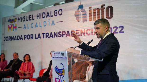 El alcalde Miguel Hidalgo, durante la firma de convenio con INFO-CDMX.