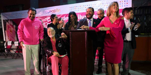 Como un acto simbólico en apoyo a la lucha contra el cáncer de mama, la alcaldía Coyoacán llevó a cabo una ceremonia de encendido de luces rosas.