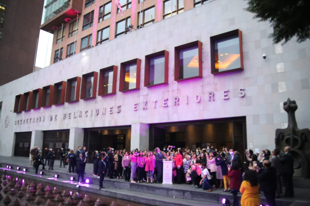 El secretario de Relaciones Exteriores Marcelo Ebrard encabezó el "Encendido rosa" del edificio de la cancillería, en el marco del Día Internacional Contra el Cáncer de Mama.
