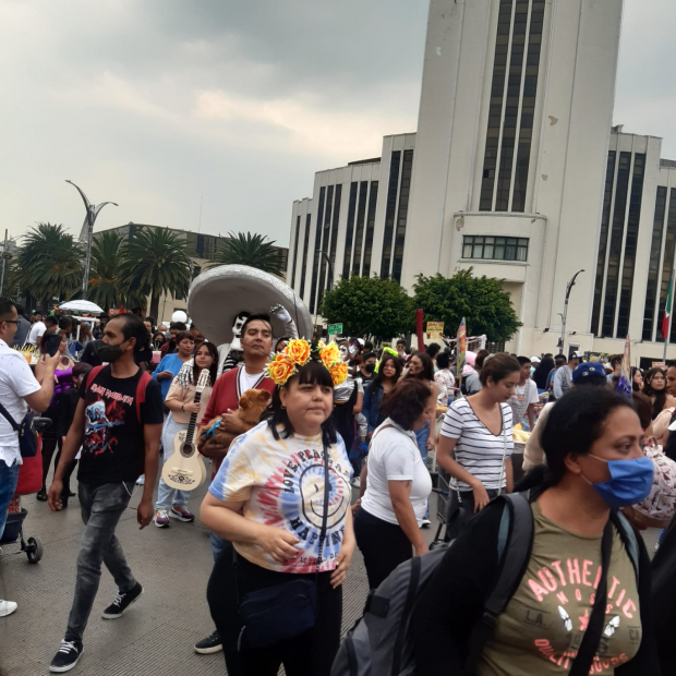 "Muertos vivientes" desfilan en calles de la Ciudad de México, en el marco de la Marcha Zombie 2022