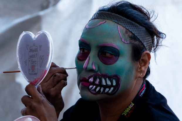 sistentes comienzan a maquillarse previo a la salida de la edición 2022 de la Marcha Zombie del Monumento a la Revolución al Zócalo capitalino.