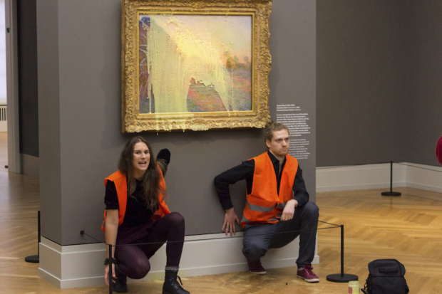 Activistas que van en contra del cambio climático arrojaron puré de papa a la pintura de Claude Monet Les Meules, en el Museo Barberini de Potsdam, en Alemania, el pasado domingo.