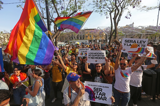 Integrantes de la comunidad LGBT+ se manifiestan afuera del Congreso del Estado de Jalisco, en abril pasado.