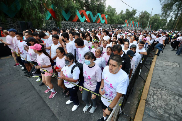 Decenas de corredores participaron en la carrera de la Lucha contra el Cáncer de Mama.