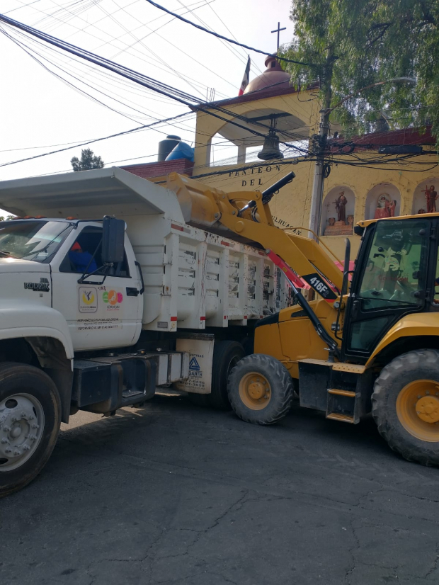 Palas mecánicas y camiones de volteo asistieron en labores de limpieza de panteones de Coyoacán.
