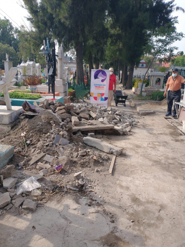 Se realizó retiro de escombros en panteones de la alcaldía Coyoacán.