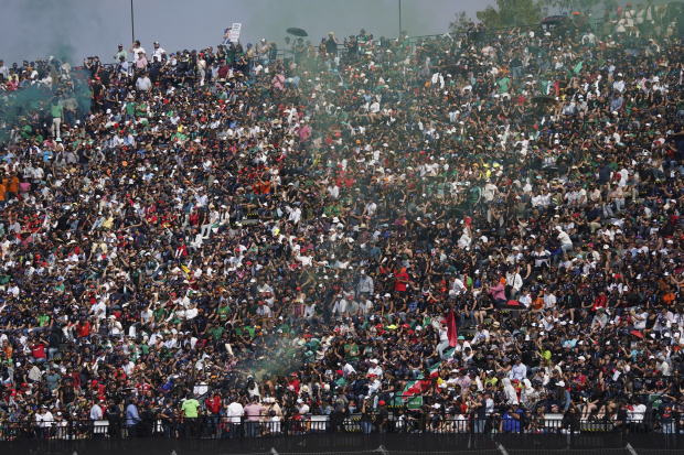 Aficionados en las gradas del Autódromo Hermanos Rodríguez durante el Gran Premio de México de F1.