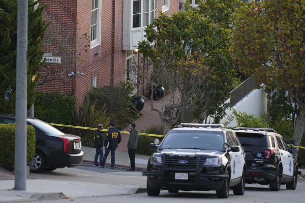 Agentes del FBI acudieron a la casa de Nancy Pelosi para indagar la agresión que sufrió su esposo, Paul Pelosi, en San Francisco, EU, el viernes.