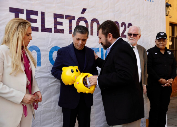 Giovani Gutiérrez Aguilar, alcalde de Coyoacán, firma convenio con la fundación Teletón.