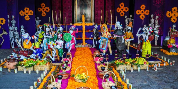 La ofrenda-altar constituye uno de los principales elementos del Día de Muertos.