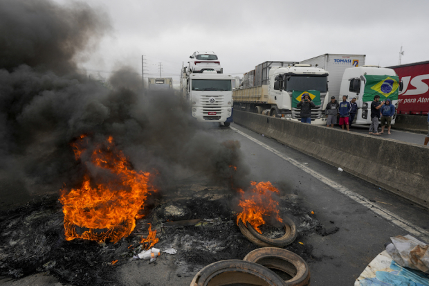 Camioneros queman llantas para obstruir carreteras en el país.