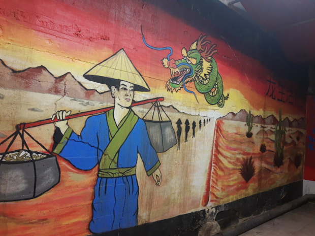 Hay un mural que evoca la vida cotidiana en China.