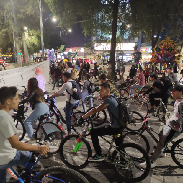 Decenas de chilangos y chilangas recorrieron las calles de la Ciudad de México en dos ruedas.