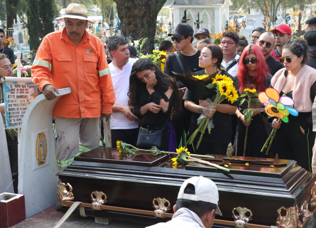 Familiares y amigos despidieron a la joven Ariadna Fernanda, en el panteón de San Nicolás Tolentino, en la capital, el sábado.