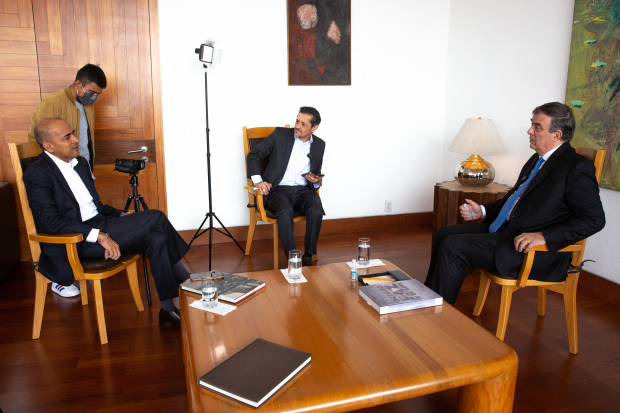 Mario Navarrete, director general de La Razón,  y Adrian Castillo, director editorial, en la entrevista con el canciller.
