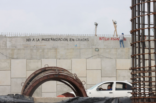 "No a la modernización en Chiapas" se puede leer en una de las pintas de los normalistas