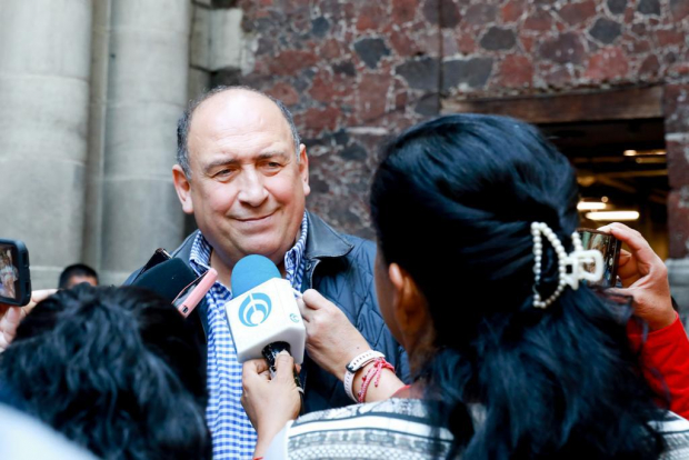 Rubén Moreira en entrevista con medios de comunicación a la salida de la reunión en la sede alterna.