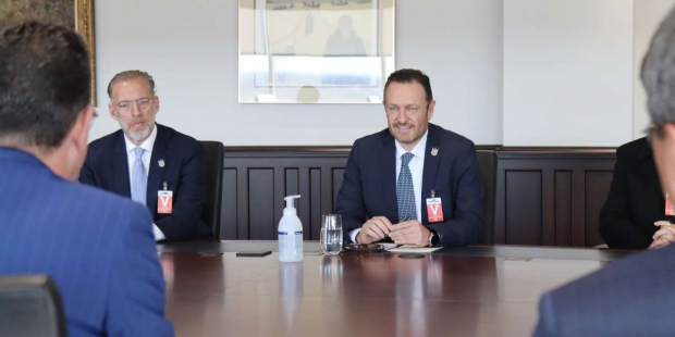 El gobernador Mauricio Kuri González visitó la planta Challenger de Bombardier, donde dialogó con directivos de la empresa.