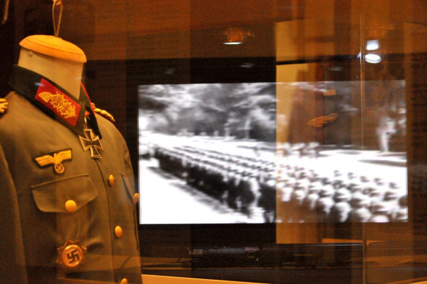 En la imagen de archivo, en el Centro Cultural González Gallo, en Jalisco, se expusieron los uniformes y trenes nazis que fueron el medio de transporte de Mussolini, Hitler y Roosvelt, quien utilizó el ferroviario desde Texas a México, durante la Segurnda Guerra Mundial.