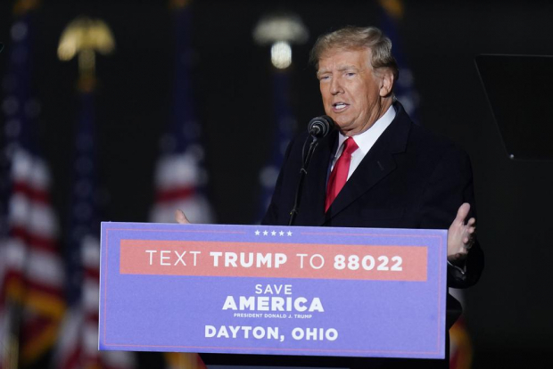 El expresidente Donald Trump habla en un mitin en apoyo a la campaña del candidato al Senado de Ohio, en el aeropuerto internacional de Dayton, el pasado 7 de noviembre del 2022.