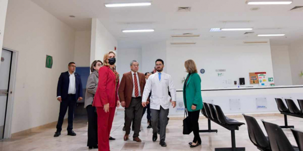 Maru Campos fue recibida por el director del Hospital, José Guillermo Patiño Trejo, quien encabezó el recorrido.