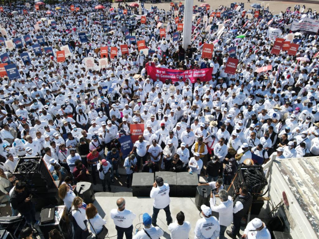 Fotografía de los integrantes de Cooperativa La Cruz Azul protestan por la liberación de su planta en Hidalgo.