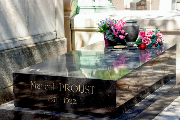 La tumba de Proust en el cementerio del Père Lachaise, París.