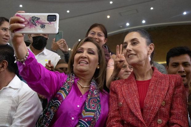 Lorena Cuéllar, gobernadora de Tlaxcala (izq.) y Claudia Sheinbaum (der.).